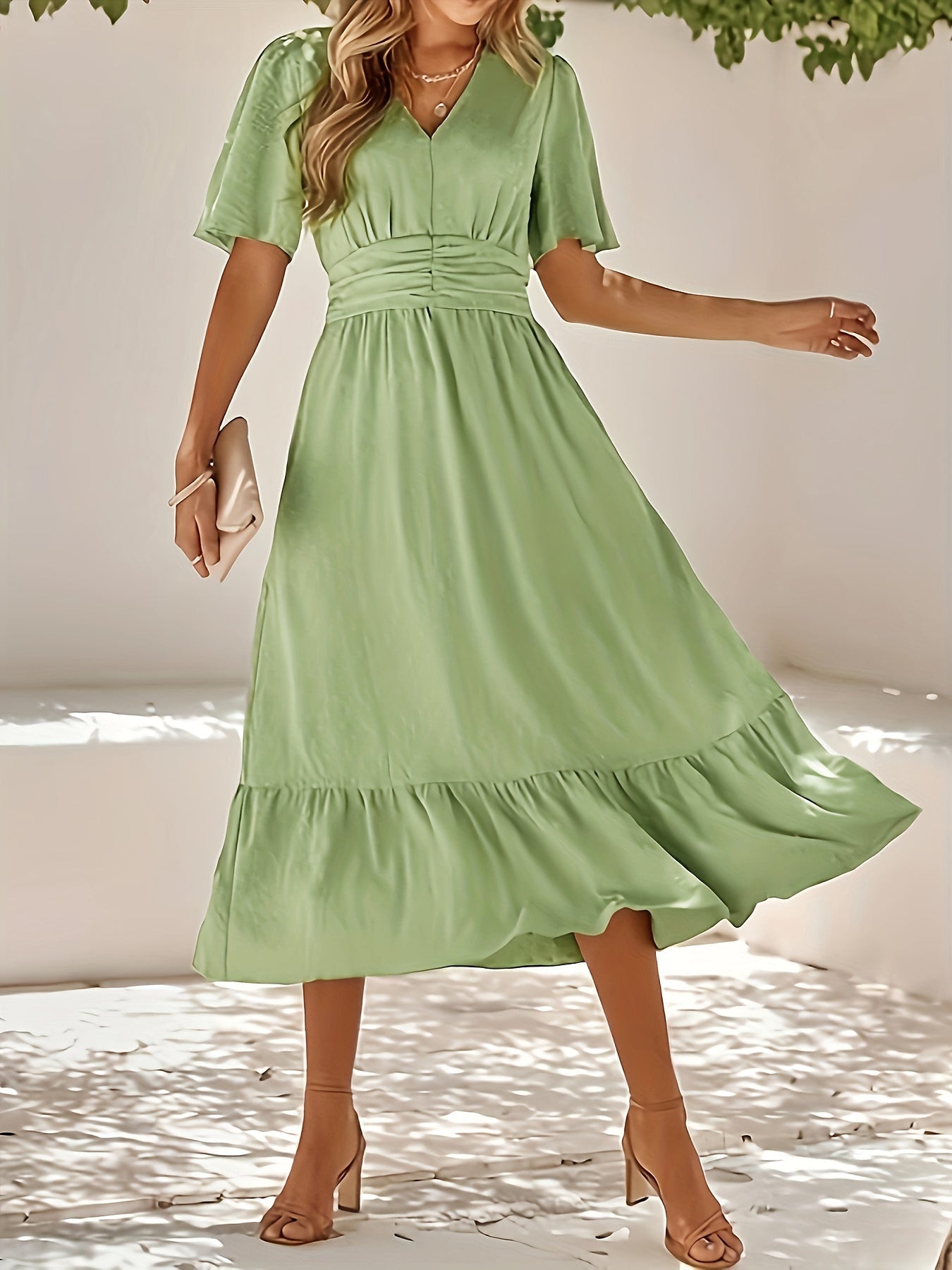 Lilliane | Kleid mit Rüschen und V-Ausschnitt