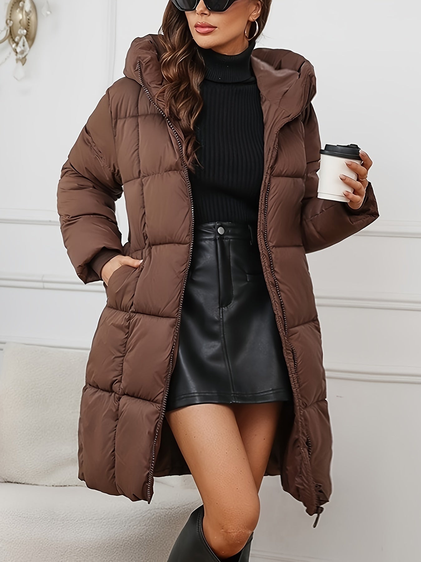 Miyu | Elegante mittellange Winterjacke mit Kapuze für Damen, gut gepolstert