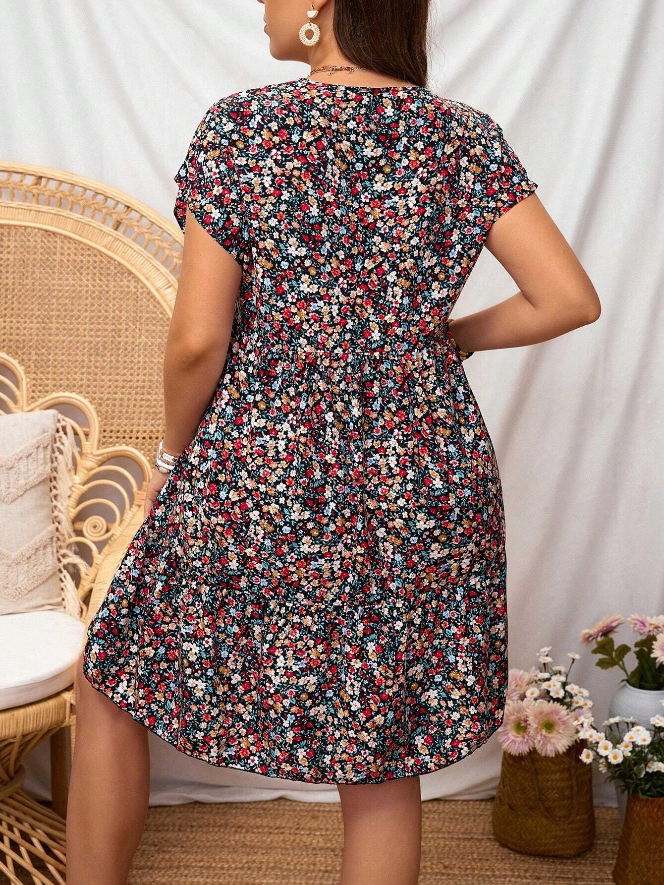 Florales | Kleid mit V-Ausschnitt und kurzen Ärmeln in Übergröße