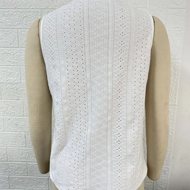 Ailene | Ärmellose Bluse mit Spitzenüberzug