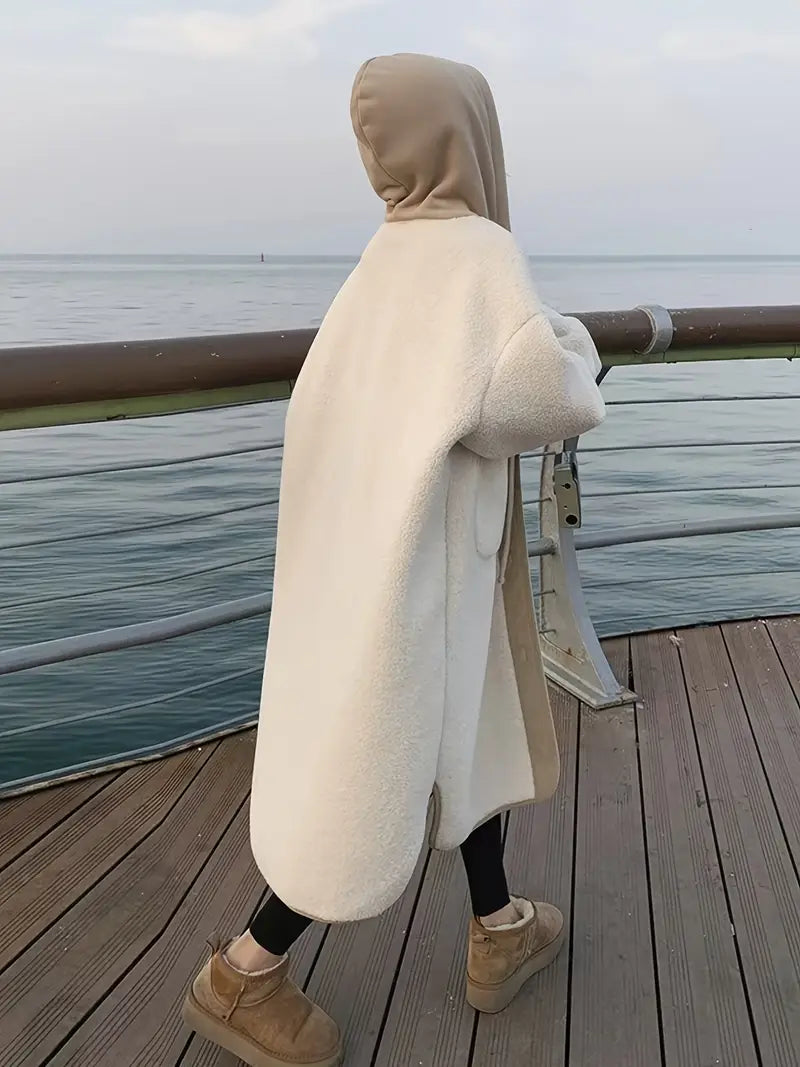 Isare | Schicker Mantel mit Kapuze aus Lammwolle für Frauen