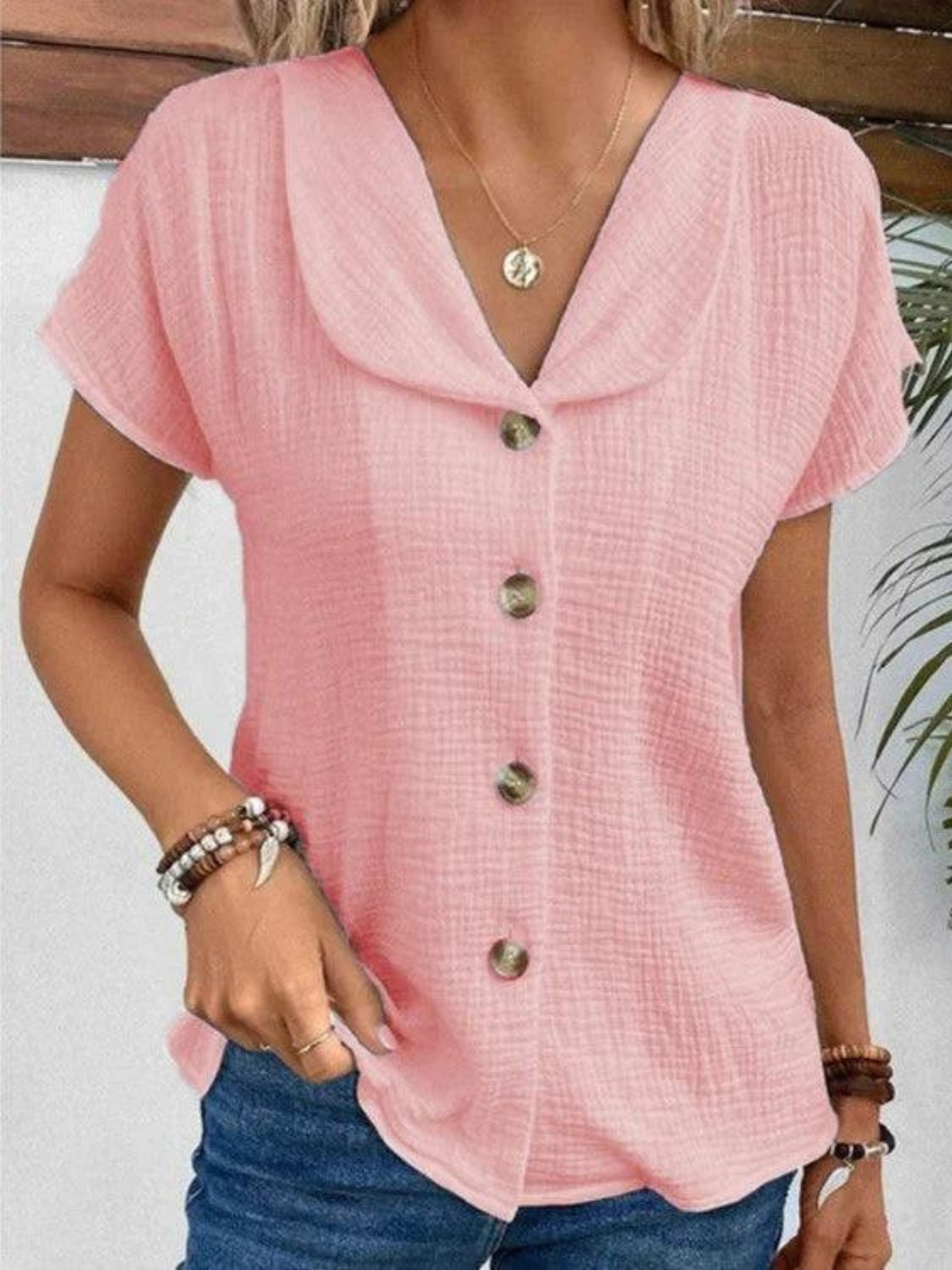 Elina | Modische Bluse mit Stehkragen und Knöpfenk