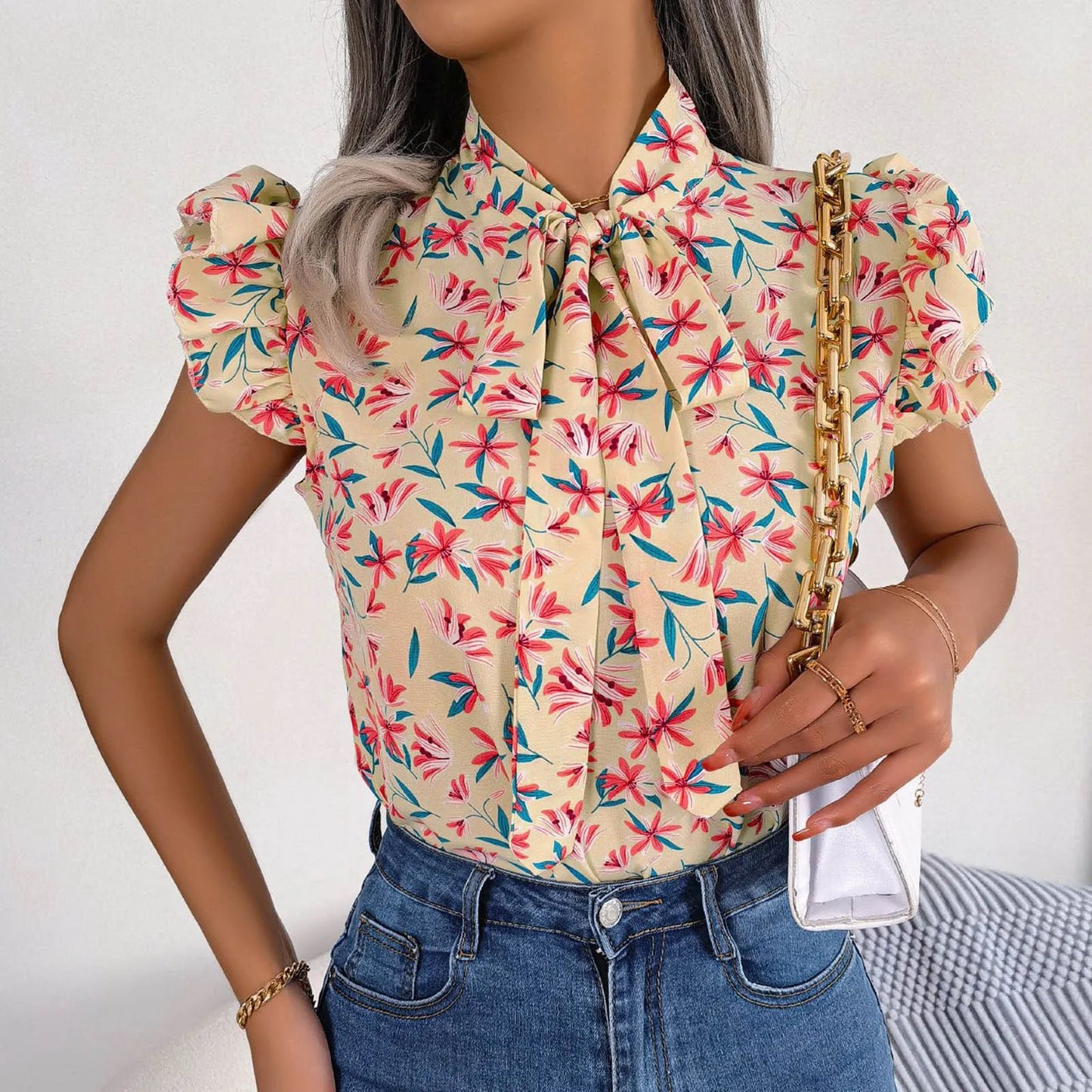 Vacation | Bluse mit Blumenmuster, Rüschenärmeln und Schnürkragen für Damen