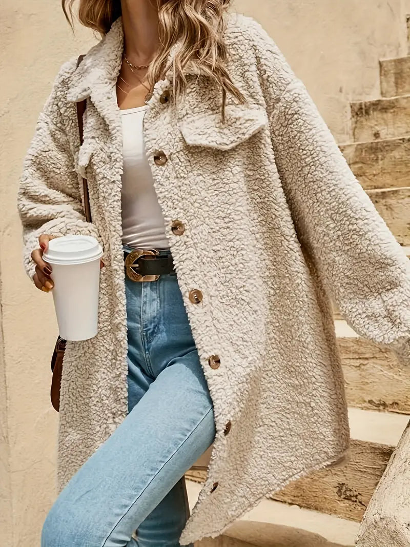 Ausi | Mantel aus einfarbigem, flauschigem Fleece mit Knopfleiste und Reverskragen