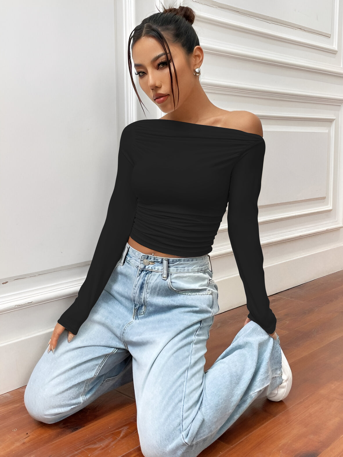 Quenesha | Moderne Langarm-T-Shirt mit asymmetrischem Kragen und Plissee