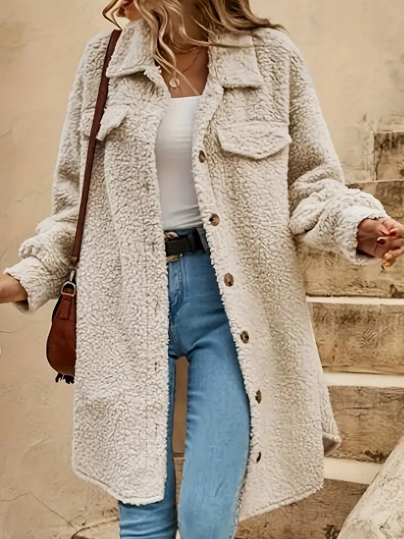 Ausi | Mantel aus einfarbigem, flauschigem Fleece mit Knopfleiste und Reverskragen