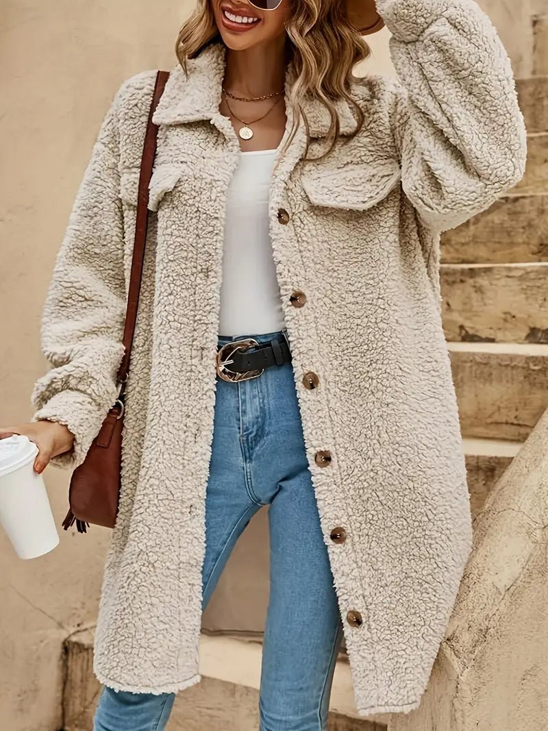 Ausi | Mantel aus einfarbigem, flauschigem Fleece mit Knopfleiste und Reverskragen