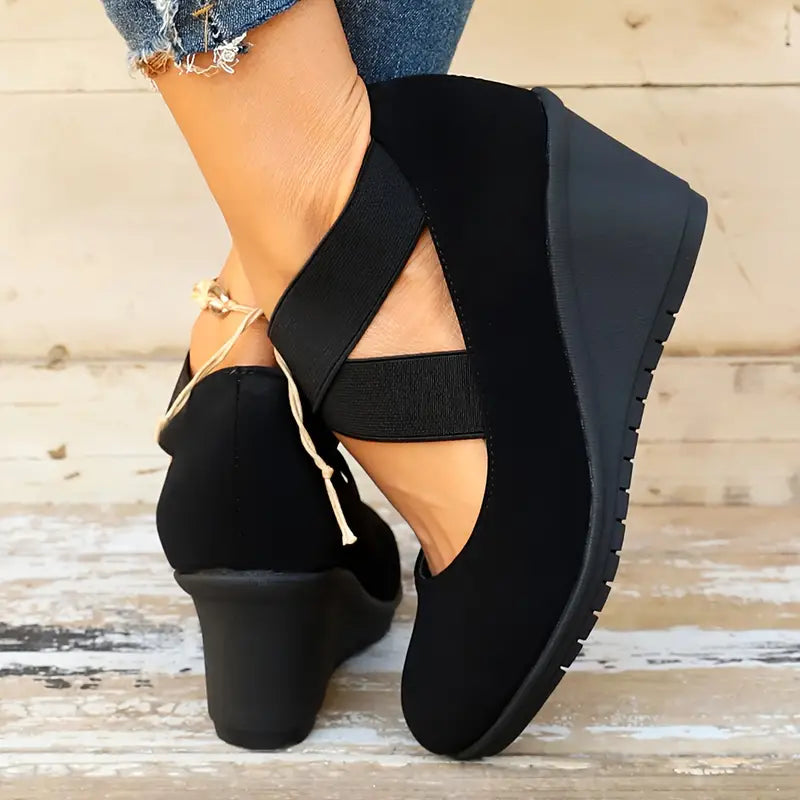 Olympia | Schwarze lässige Keilschuhe mit elastischem Riemen