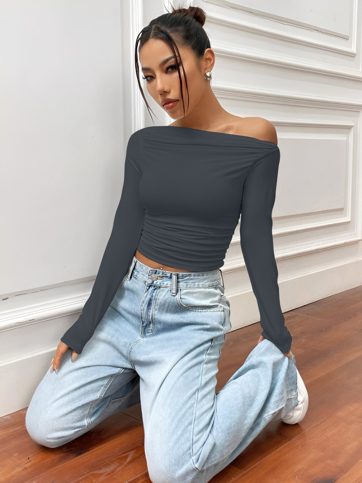 Quenesha | Moderne Langarm-T-Shirt mit asymmetrischem Kragen und Plissee