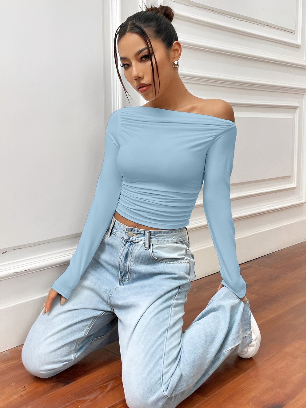 Quenesha | Moderne Langarm-T-Shirt mit asymmetrischem Kragen und Plissee