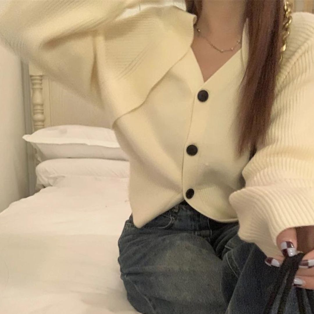 Briane | V-Ausschnitt Rippstrick-Cardigan mit Knopfverschluss