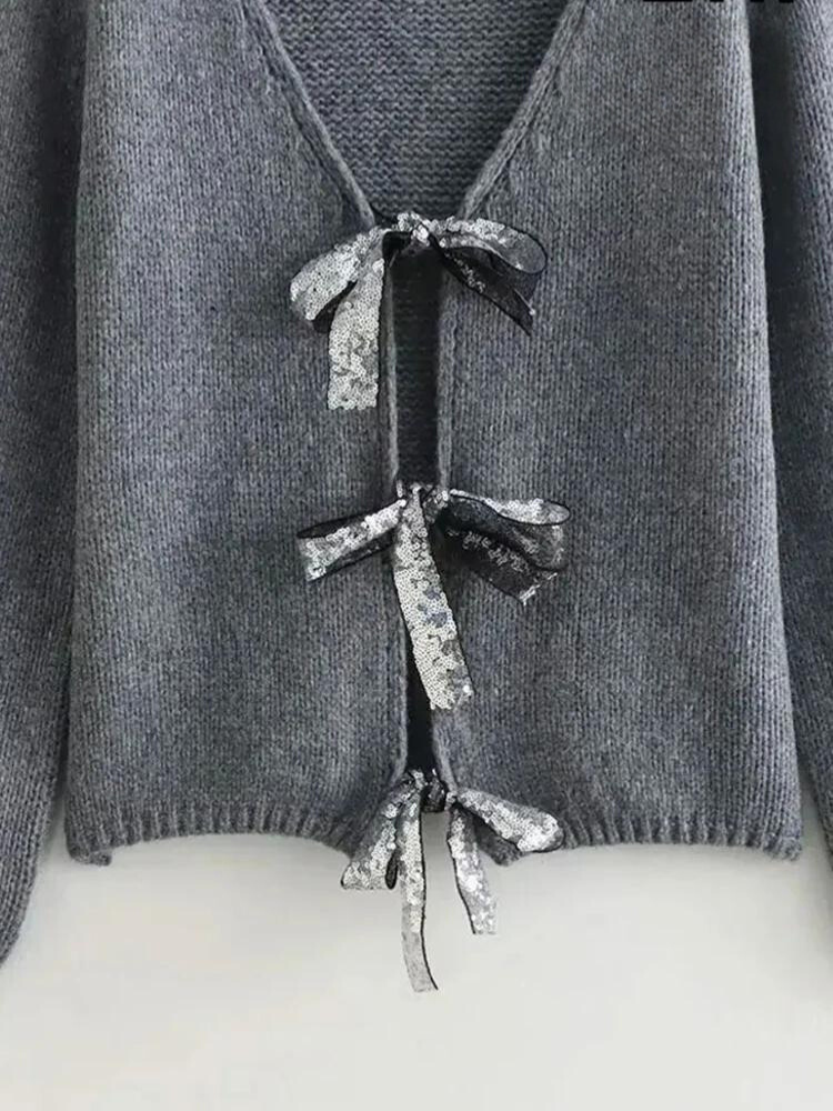 Selen | Exquisite Strickjacke mit Fliege und Pailletten vorne