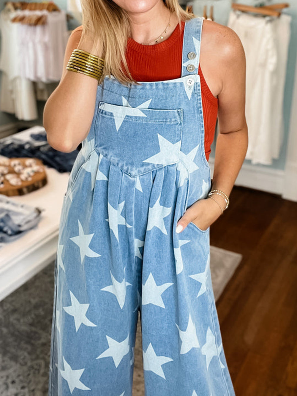 Meril | Sternenprint Latzhose – Freiheit und Stil