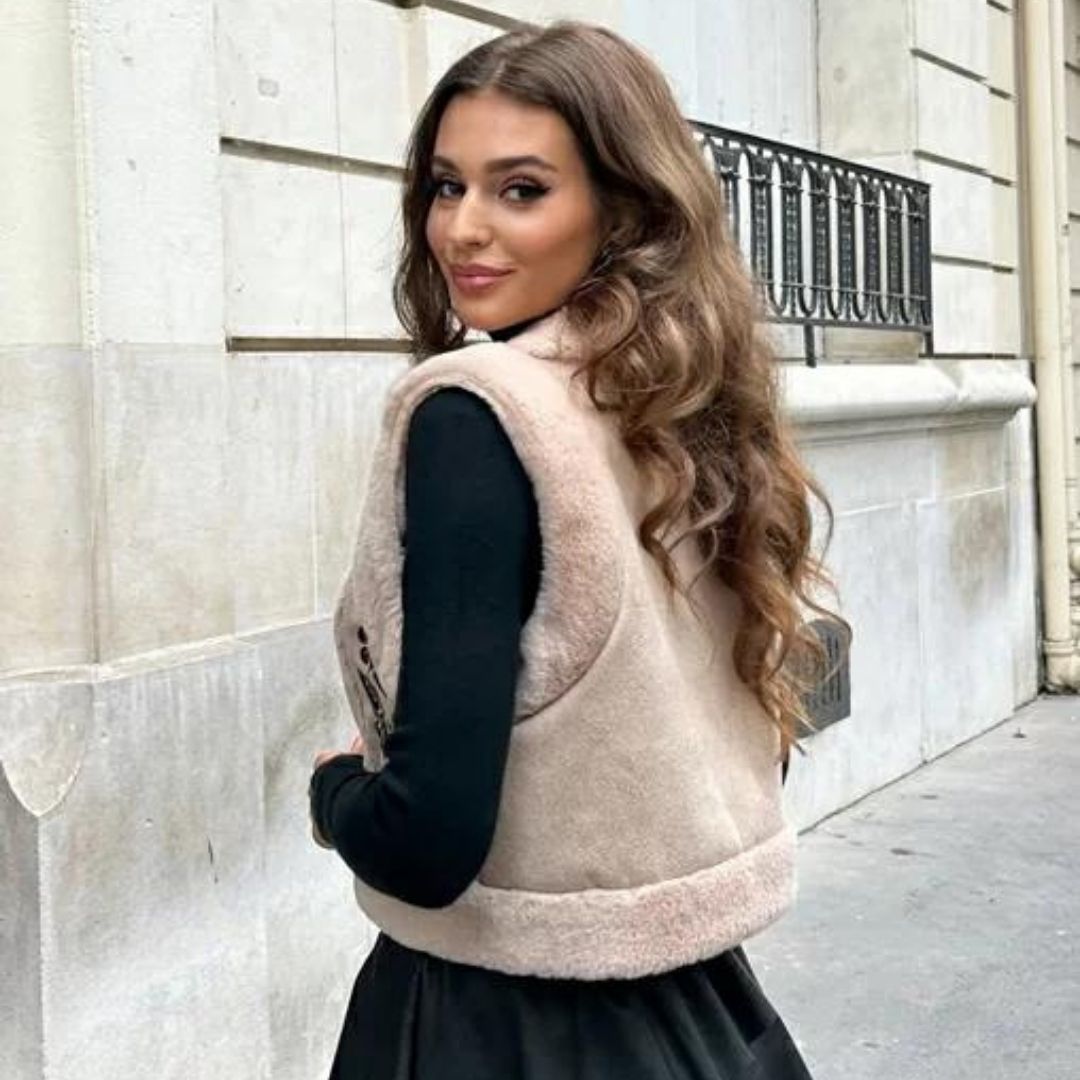 Isa | Verfeinertes Imitat-Pelz-Weste mit schwarzer Stickerei