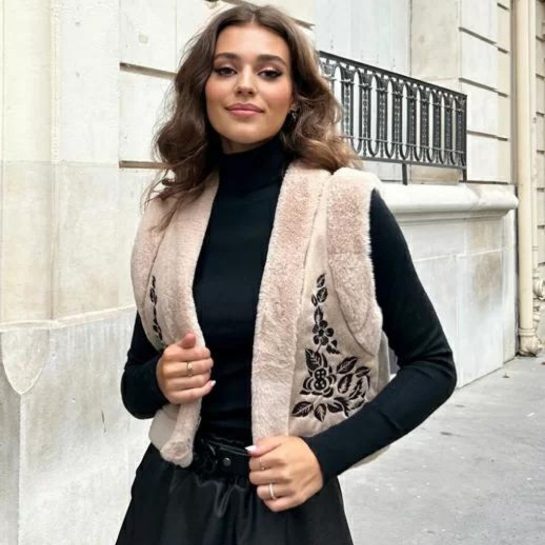 Isa | Verfeinertes Imitat-Pelz-Weste mit schwarzer Stickerei