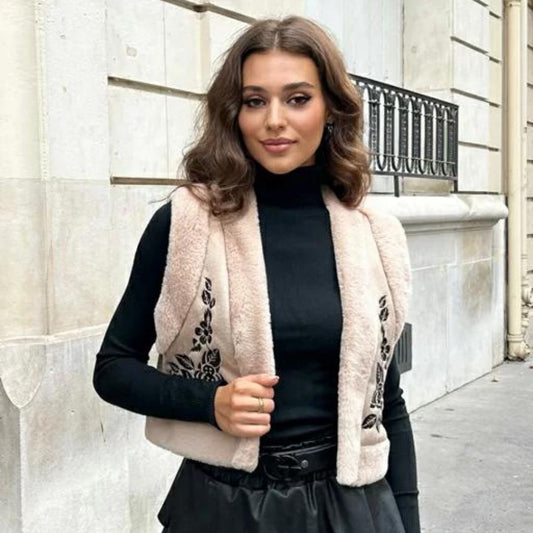 Isa | Verfeinertes Imitat-Pelz-Weste mit schwarzer Stickerei