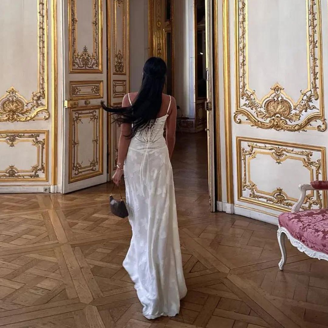 Isabelle | Trägerloses Jacquard-Maxikleid mit dezentem Blumenmuster