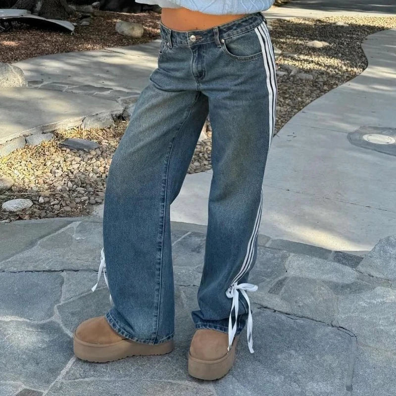 Helena - Jeans mit weitem Bein, Seitenstreifen und Schnürdetails