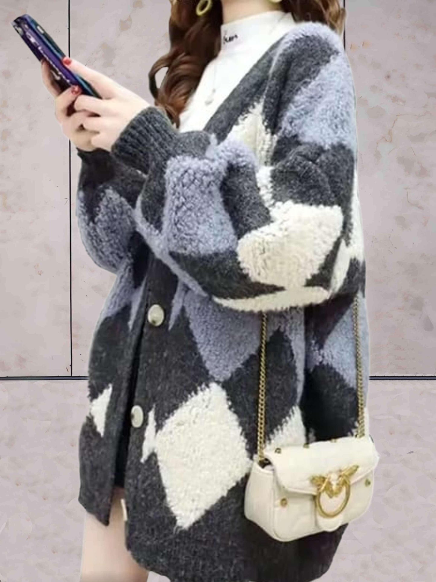 Mykee | Langer, lockerer Strick-Cardigan mit V-Ausschnitt, Knopfverschluss und Rautenmuster