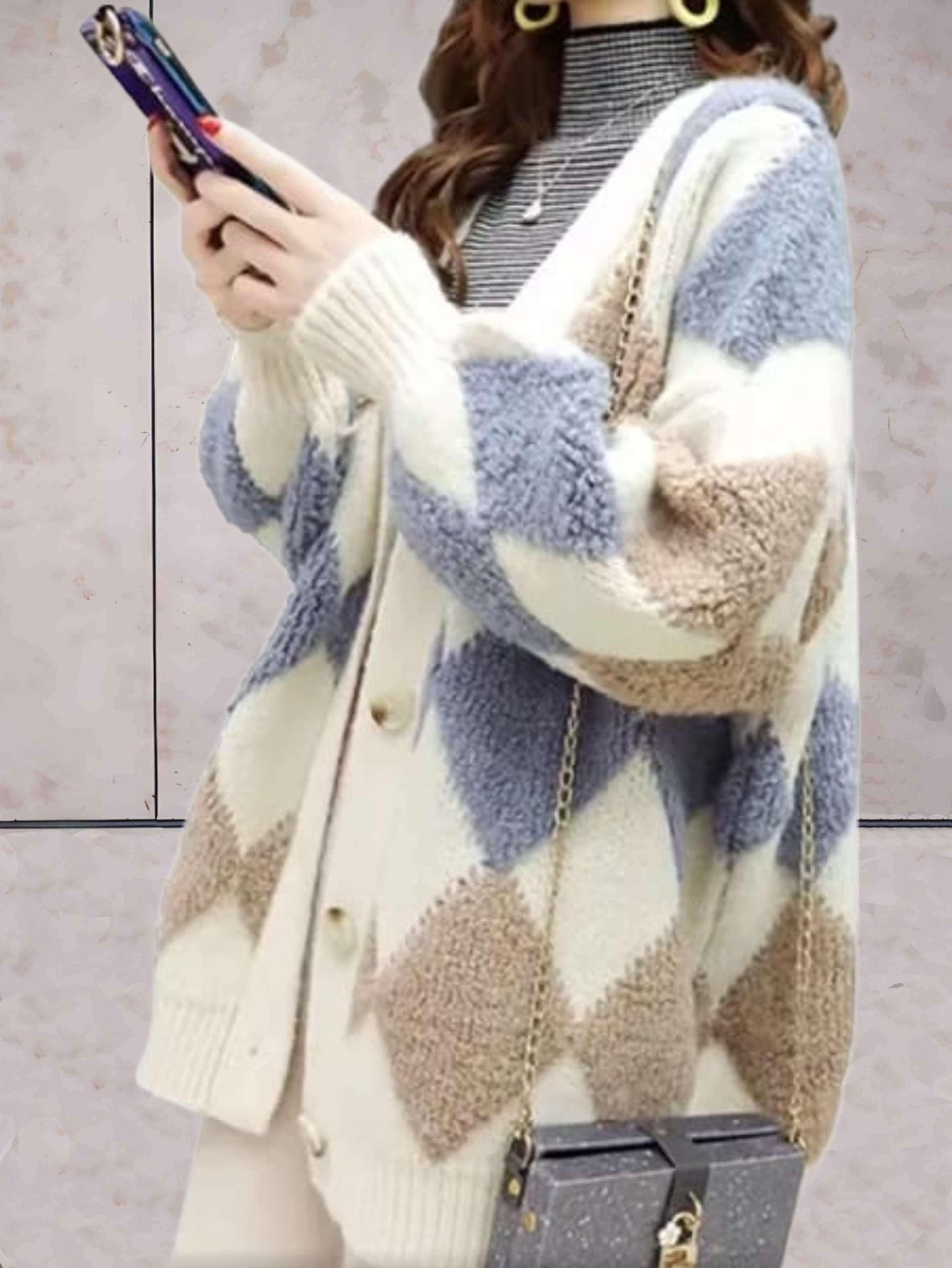 Mykee | Langer, lockerer Strick-Cardigan mit V-Ausschnitt, Knopfverschluss und Rautenmuster