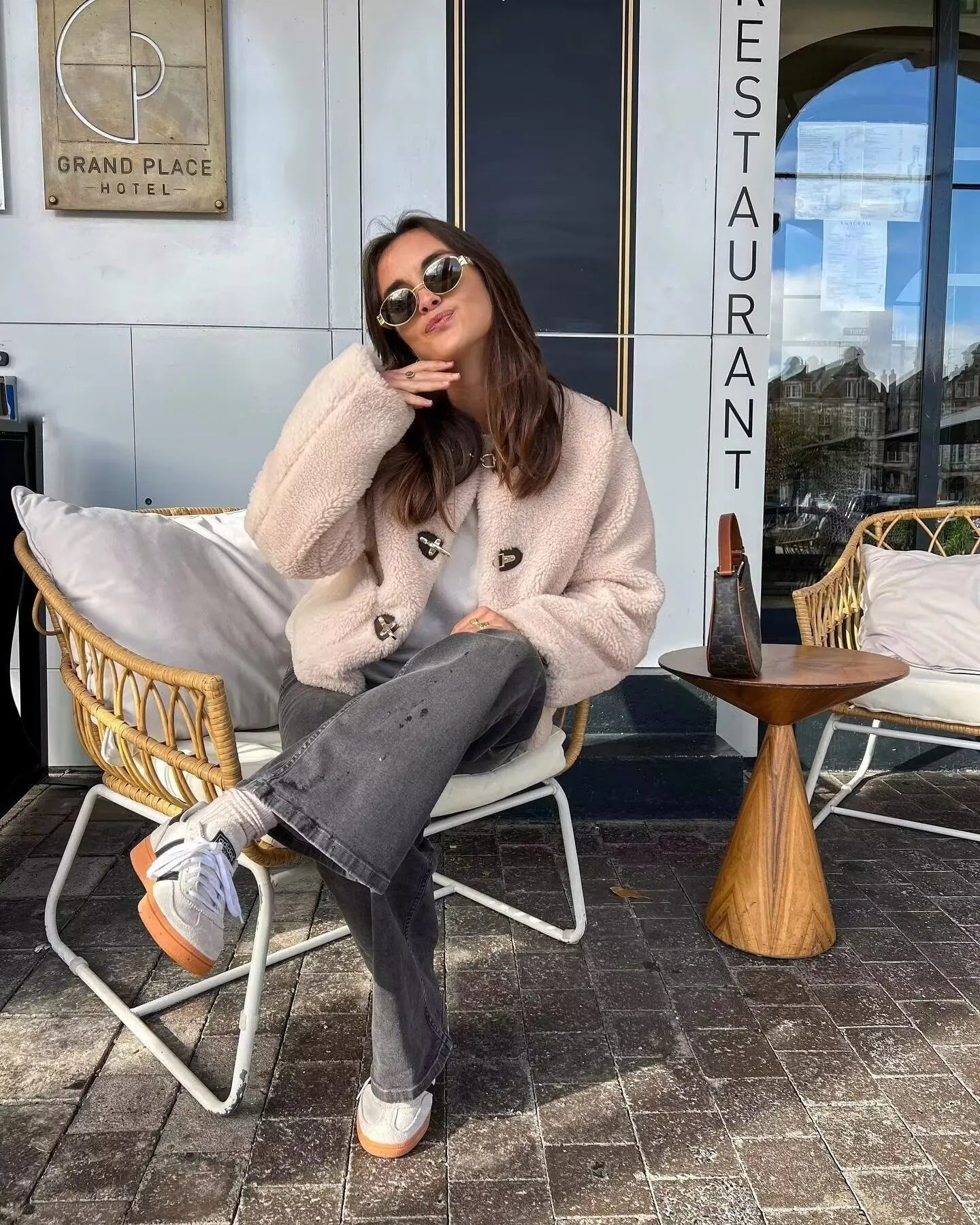 Amena | Lockerer Einfarbiger Mantel für Damen – Elegant & Vielseitig