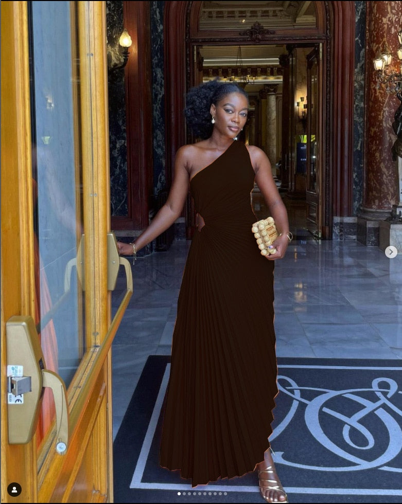 Sabel | Plissee-Kleid mit einer Schulter: Elegante Frauen