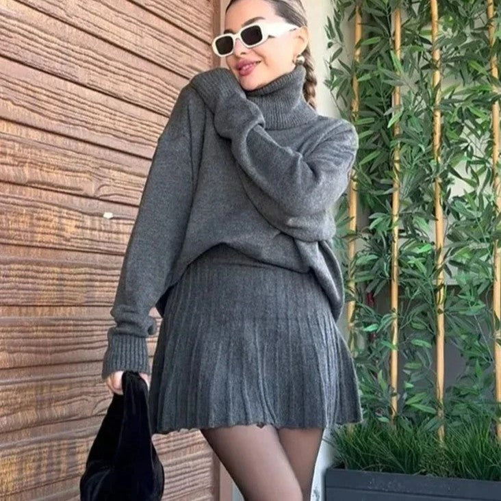 Ailis | Gerippter Rollkragenpullover mit Crop-Schnitt und Plisseerock-Set