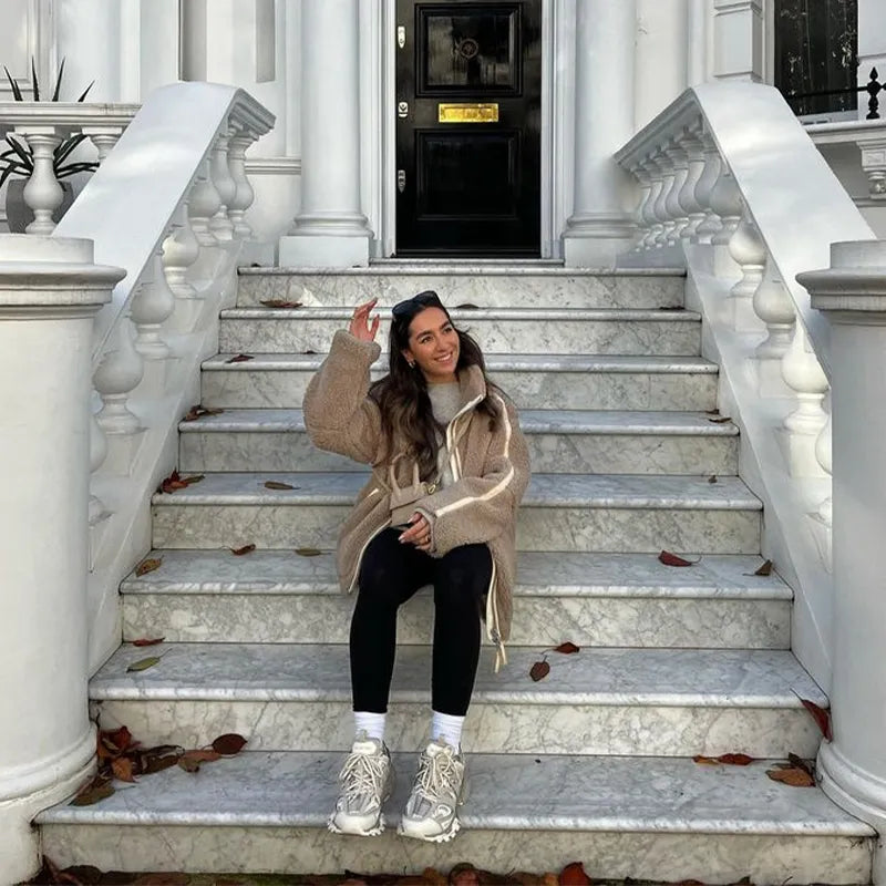 Emiliane | Zippbare Lammwolljacke für Damen in Oversize-Design