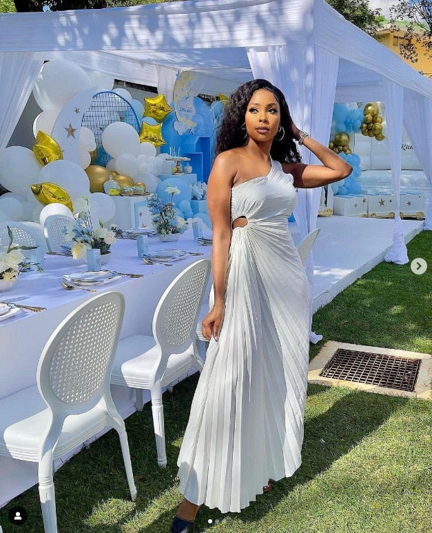 Sabel | Plissee-Kleid mit einer Schulter: Elegante Frauen