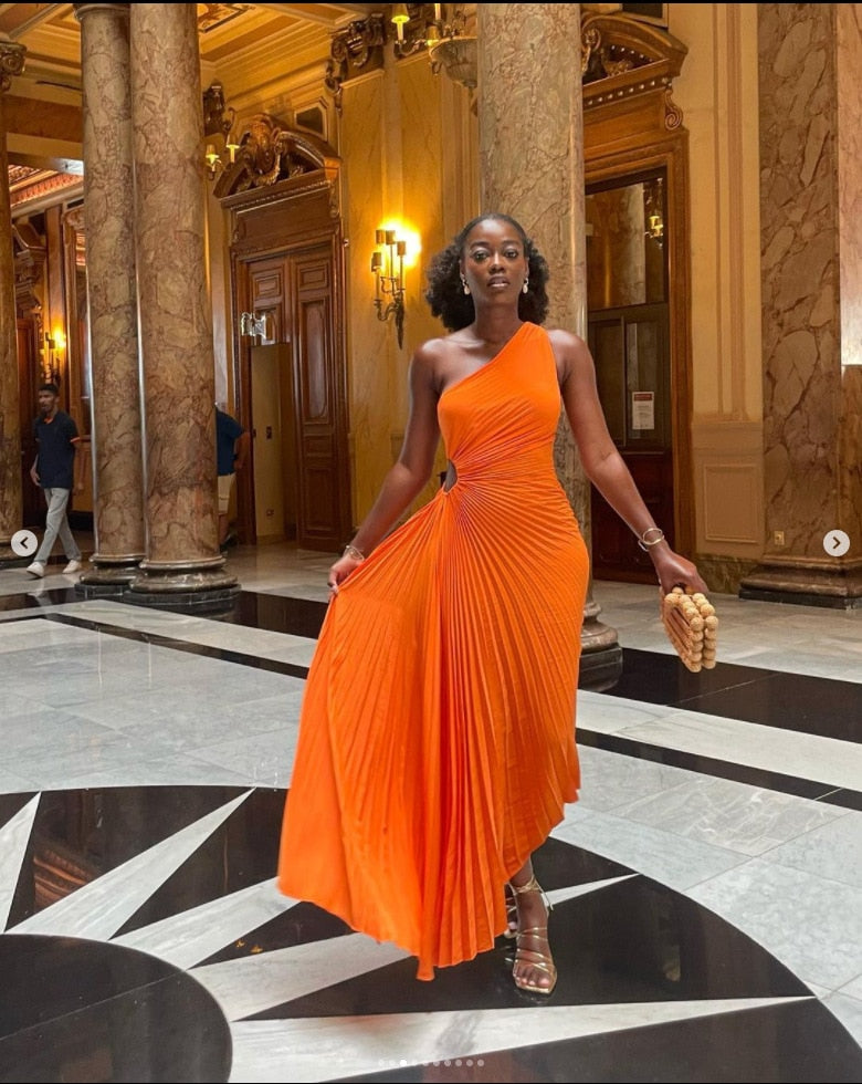 Sabel | Plissee-Kleid mit einer Schulter: Elegante Frauen