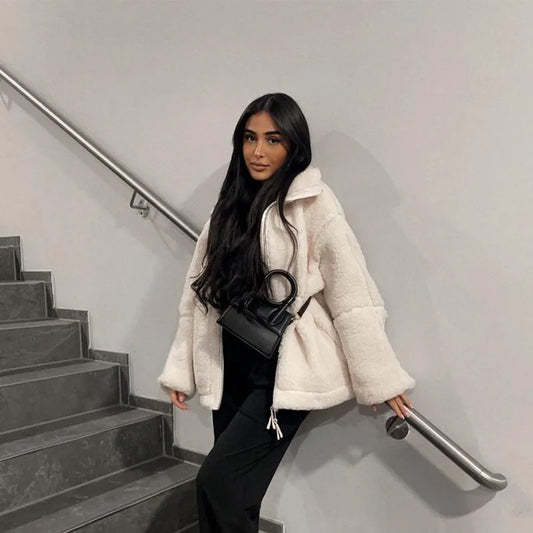 Emiliane | Zippbare Lammwolljacke für Damen in Oversize-Design
