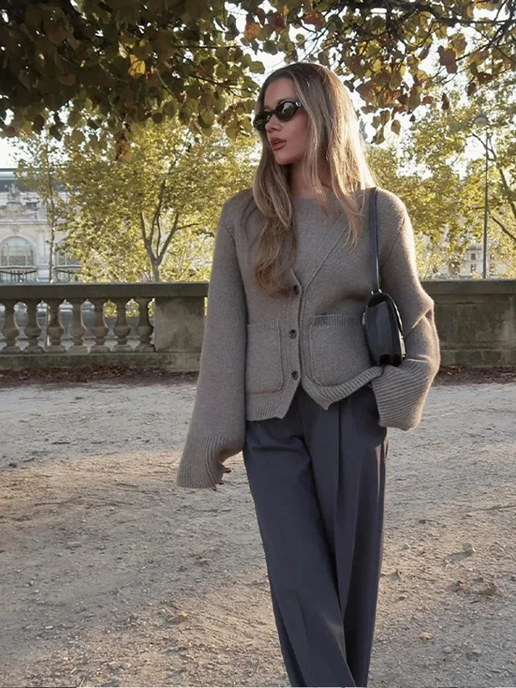 Arnelle | Strickjacke für Damen mit V-Ausschnitt, Knopfleiste und langen Ärmeln, Farbe Khaki