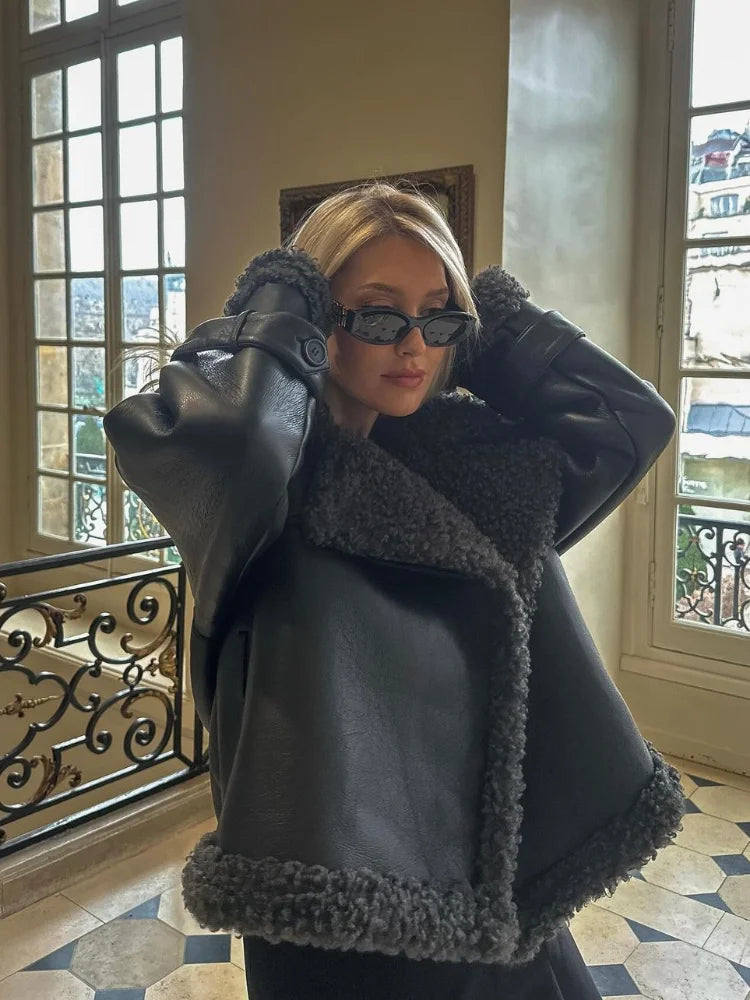 Alberta | Modischer Kunstledermantel – dick, warm und flauschig für Damen