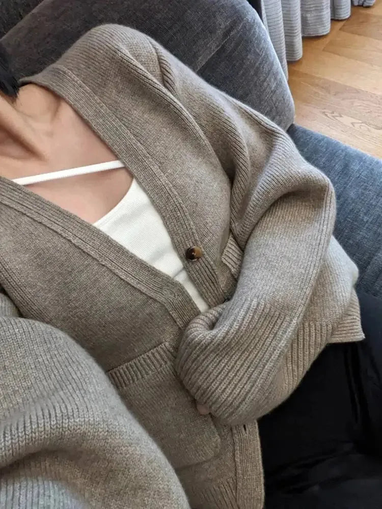 Arnelle | Strickjacke für Damen mit V-Ausschnitt, Knopfleiste und langen Ärmeln, Farbe Khaki