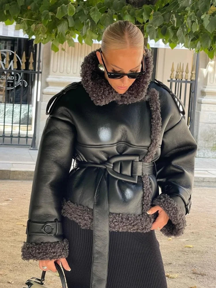 Alberta | Modischer Kunstledermantel – dick, warm und flauschig für Damen