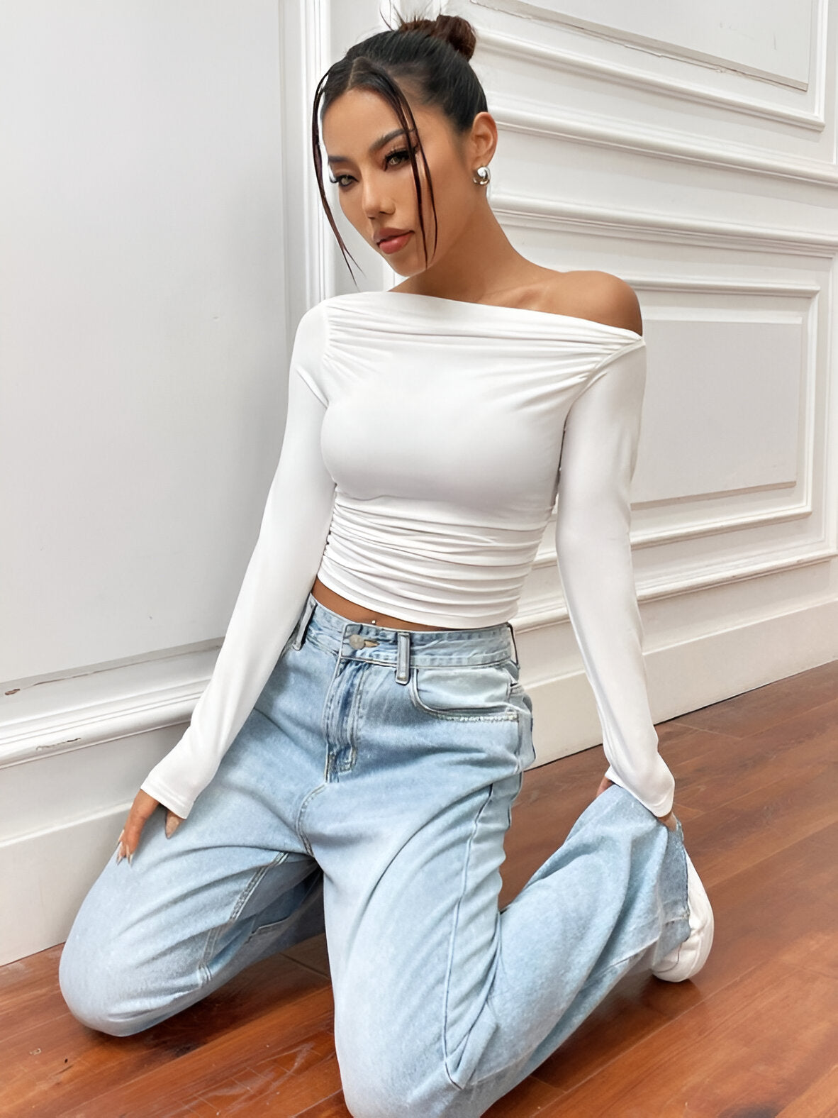 Quenesha | Moderne Langarm-T-Shirt mit asymmetrischem Kragen und Plissee