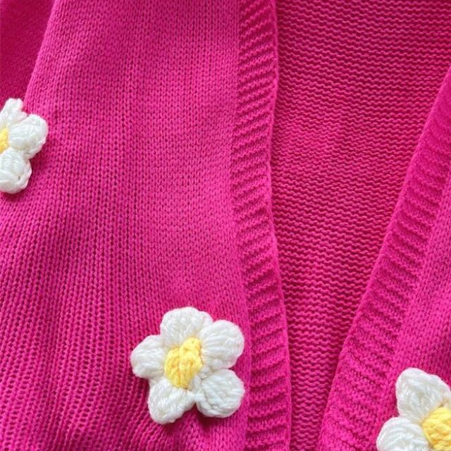 Gigie | Lebendiger Strickpullover mit Blumenapplikation