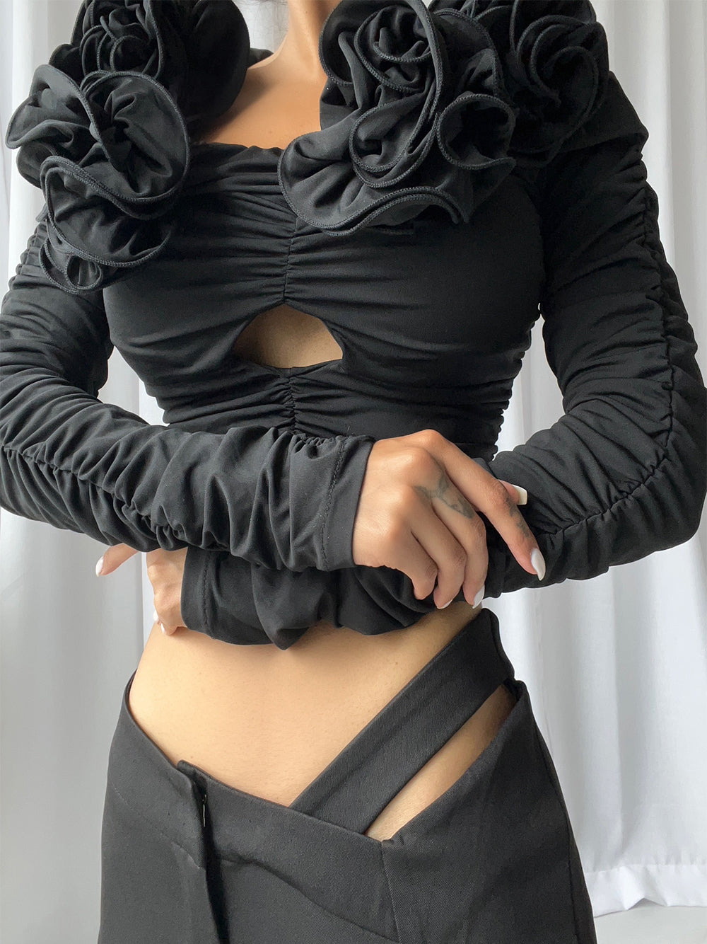 Odyssaea | Trendsetting Crop Top in Schwarz