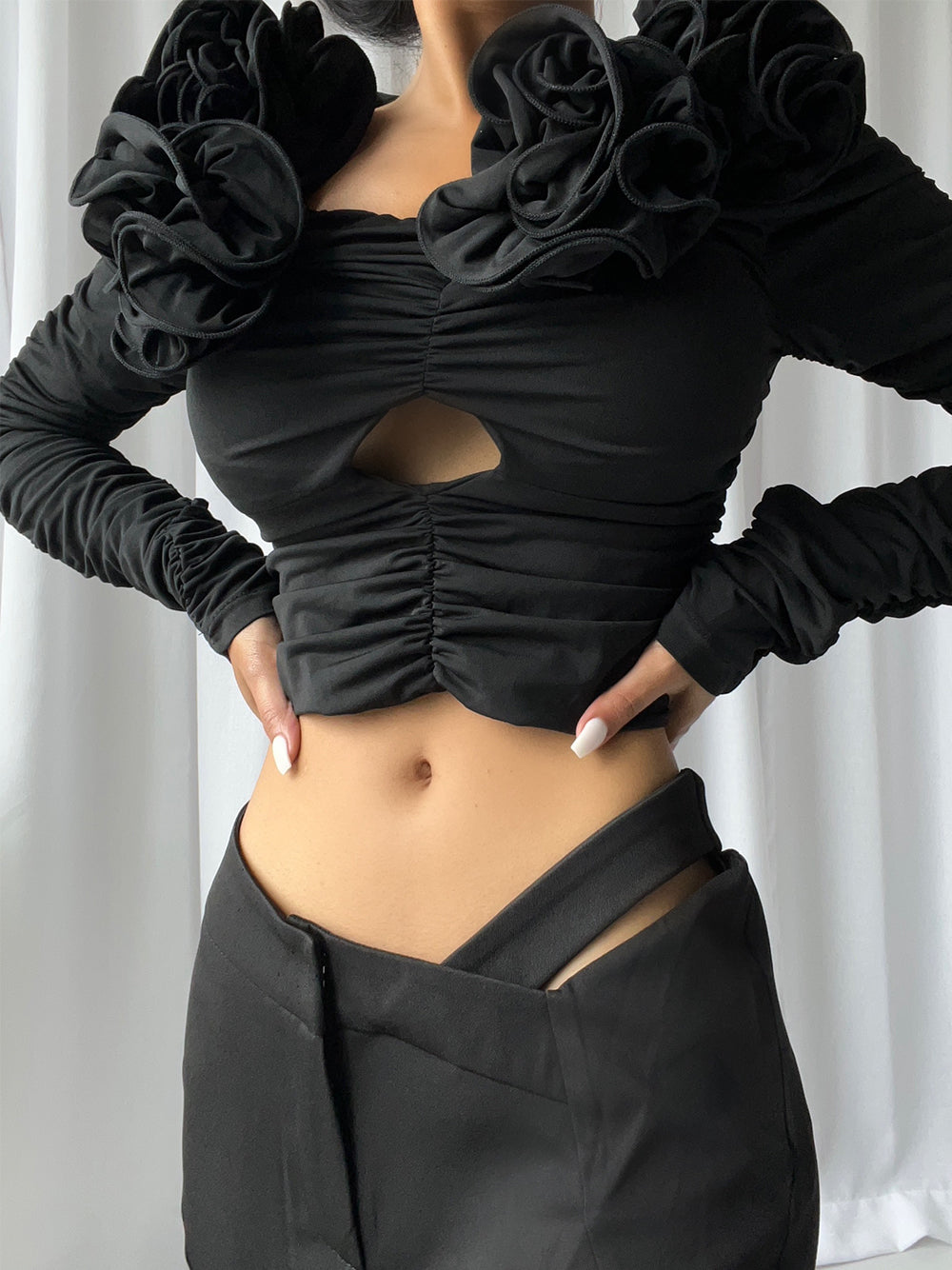 Odyssaea | Trendsetting Crop Top in Schwarz
