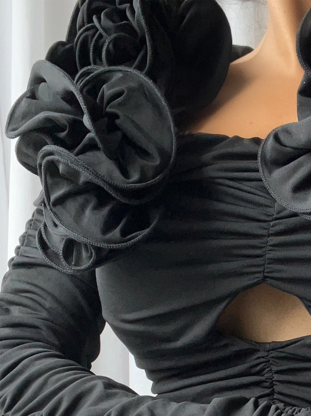 Odyssaea | Trendsetting Crop Top in Schwarz