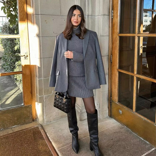 Ailis | Gerippter Rollkragenpullover mit Crop-Schnitt und Plisseerock-Set