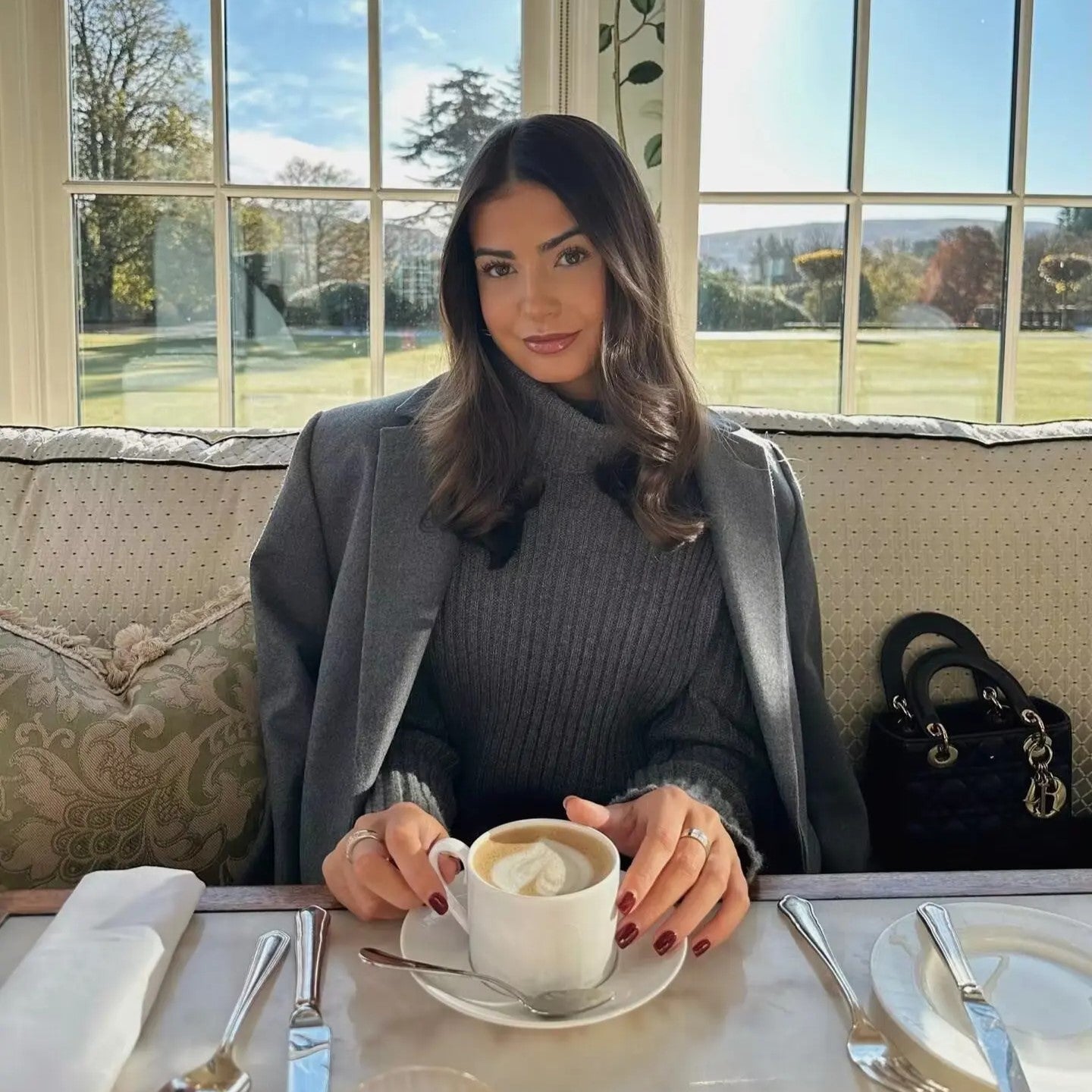 Ailis | Gerippter Rollkragenpullover mit Crop-Schnitt und Plisseerock-Set