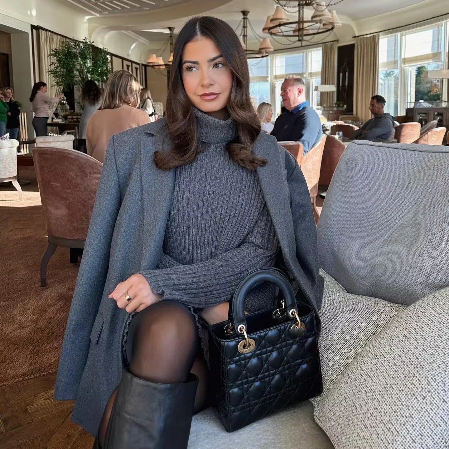 Ailis | Gerippter Rollkragenpullover mit Crop-Schnitt und Plisseerock-Set