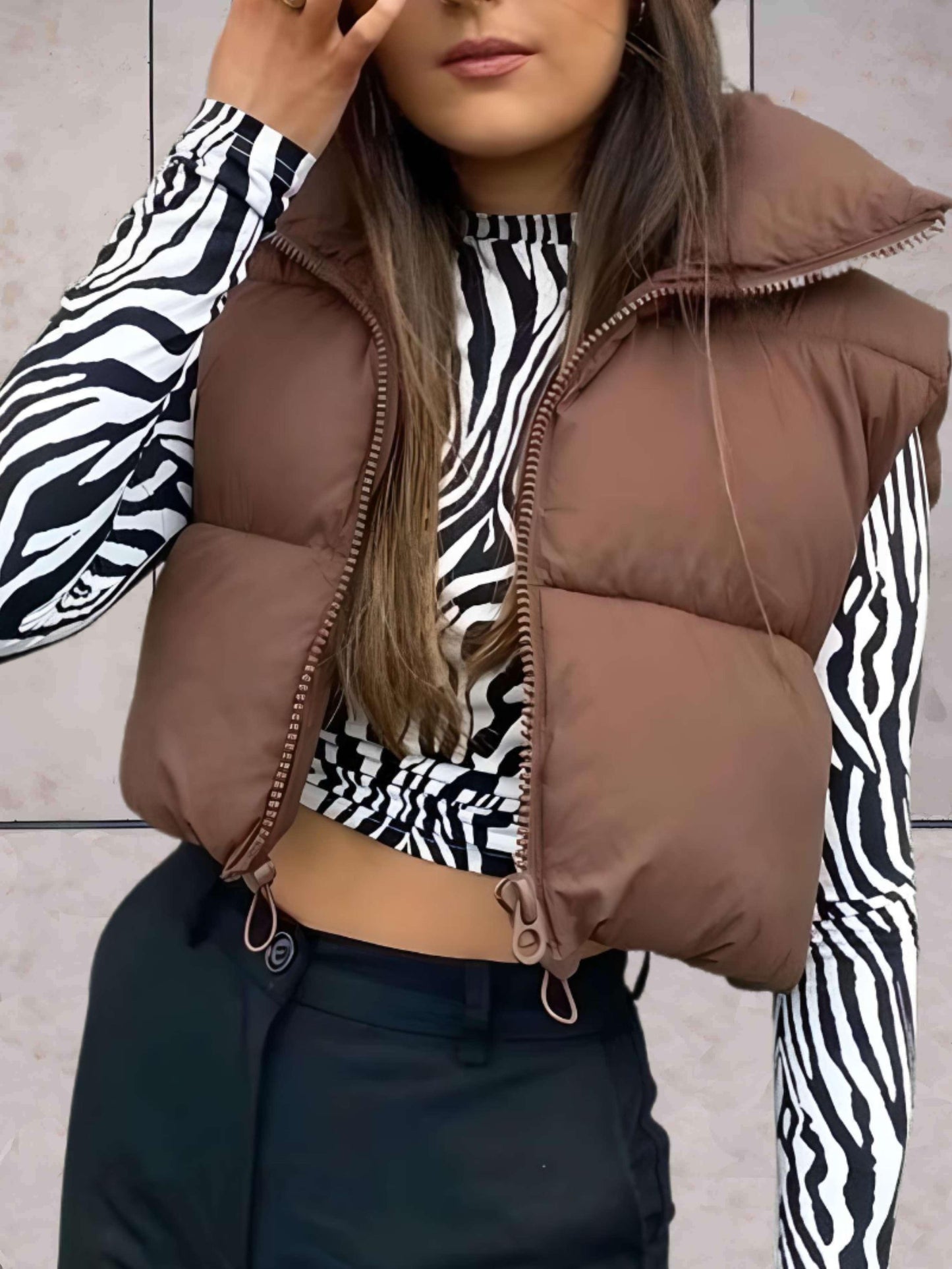 Kelzy | Kurze, ärmellose Steppweste mit hohem Kragen und Reißverschluss